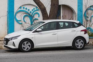 lato turchia 20 febbraio 2022 la hyundai i20 bianca sta parcheggiando sulla strada in una giornata estiva foto