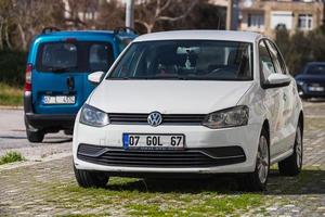 lato turchia 01 marzo 2022 la polo bianca volkswagen è parcheggiata in strada in una calda giornata foto