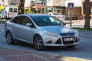 lato turchia 01 marzo 2022 silver Ford Focus è parcheggiato sulla strada in una calda giornata estiva foto