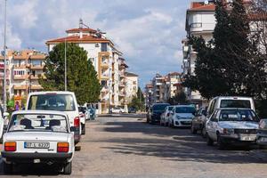 lato turchia 01 marzo 2022 colorate strade turche con case basse, parcheggi auto foto