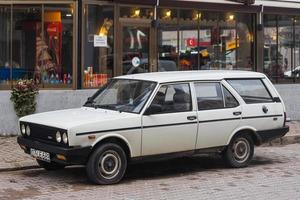 lato turchia 03 marzo 2022 fiat bianca 131 parcheggiata in strada in una calda giornata foto