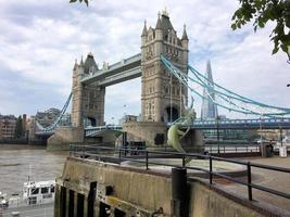 una veduta del Tower Bridge di Londra foto