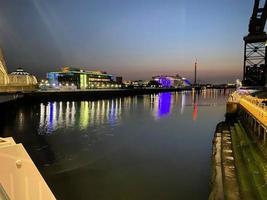 una vista di glasgow in Scozia di notte foto