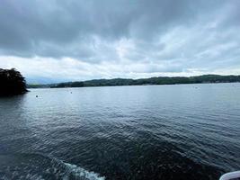 una vista del lago di Windermere nel distretto dei laghi foto