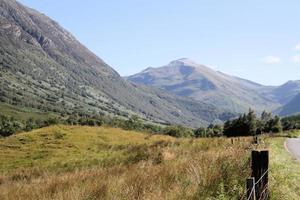 una vista degli altopiani della Scozia con il ben nevis sullo sfondo foto