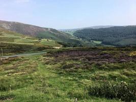 una vista della campagna gallese inear llangollen al passo a ferro di cavallo foto