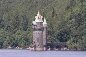 una vista del lago vyrnwy nel Galles centrale foto