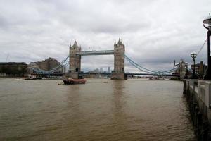 una veduta del Tower Bridge di Londra foto