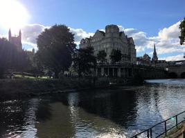 una vista della città di Bath al sole del pomeriggio foto