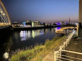 una vista di glasgow in Scozia di notte foto