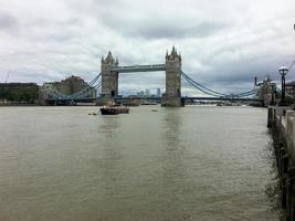 una veduta del Tower Bridge di Londra foto