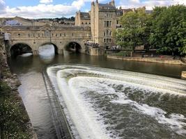 una vista della città di Bath al sole del pomeriggio foto