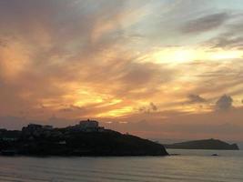 una vista di un tramonto su Newquay in Cornovaglia foto