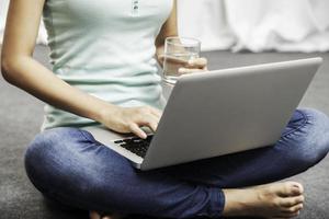 giovane donna seduta mentre si utilizza il computer portatile