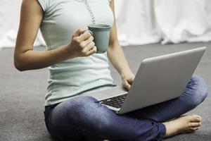 giovane donna seduta mentre si utilizza il computer portatile