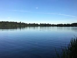 una vista del lago ellesmere al sole della sera foto