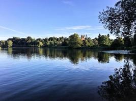 una vista del lago ellesmere al sole della sera foto