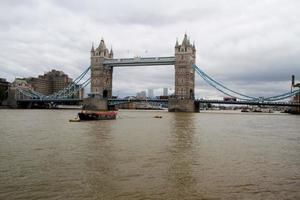 una veduta del Tower Bridge di Londra foto