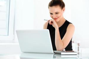 donna d'affari con un computer portatile in ufficio foto