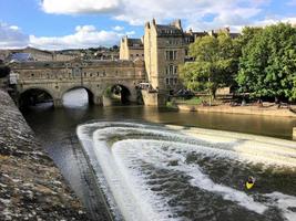 una vista della città di Bath al sole del pomeriggio foto