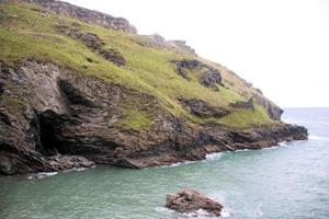 una veduta di tintagel in Cornovaglia foto