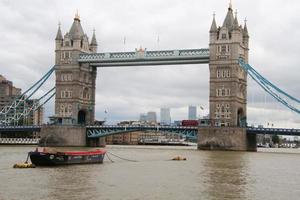 una veduta del Tower Bridge di Londra foto