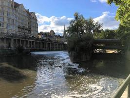 una vista della città di Bath al sole del pomeriggio foto