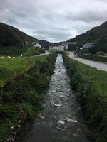 una vista di boscastle in Cornovaglia in una mattina bagnata foto