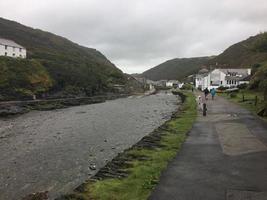 una vista di boscastle in Cornovaglia in una mattina bagnata foto