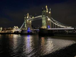 una vista del Tower Bridge di notte foto