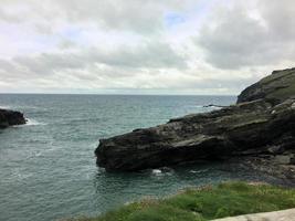 una veduta di tintagel in Cornovaglia foto