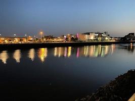 una vista di glasgow in Scozia di notte foto