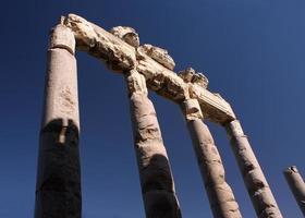 rovine romane a baalbek, in libano, contro il cielo blu foto