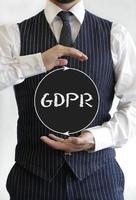 uomo d'affari che tiene segno con la parola gdpr foto