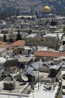 vista sui tetti di gerusalemme con la famosa cupola dorata sullo sfondo foto