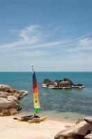 barca a vela sulla spiaggia di ko samui. foto