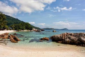 spiaggia tropicale rocciosa. isole perhentian, malesia. foto