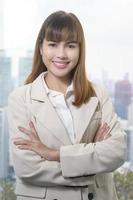 ritratto di giovane bella donna d'affari sorridente in un ufficio moderno foto
