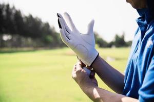 l'uomo gioca all'aperto attività sportiva di golf - persone nel concetto di sport di golf foto