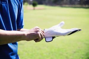 l'uomo gioca all'aperto attività sportiva di golf - persone nel concetto di sport di golf foto