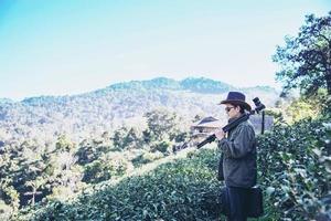 fotografo uomo nella natura del campo di tè verde foto