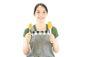 signora felice che tiene roba kichen sopra lo sfondo dello spazio della copia - concetto di preparazione del cibo fatto in casa della gente foto