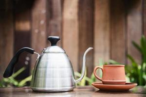 tazza di caffè nella priorità bassa verde del giardino - caffè con il concetto della priorità bassa della natura foto