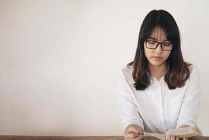 bella ragazza asiatica portriat - concetto di stile di vita donna felice foto