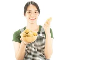 signora felice che tiene roba kichen sopra lo sfondo dello spazio della copia - concetto di preparazione del cibo fatto in casa della gente foto