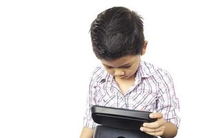 Bambino di 7 anni che gioca a un gioco di realtà virtuale vr foto