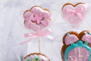 il set di biscotti colorati e dolci su un bastoncino foto