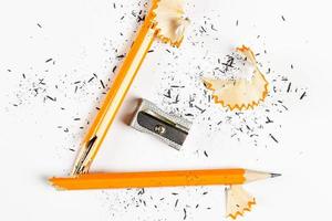 matita, temperamatite in metallo e trucioli di matita su sfondo bianco. immagine orizzontale. foto