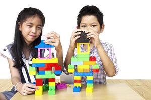 bambini che giocano a pezzi blocchi di costruzione creativi in plastica foto