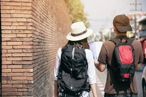 mappa della città della tenuta turistica delle coppie dello zaino asiatico che attraversa la strada - concetto di stile di vita di vacanza della gente di viaggio foto